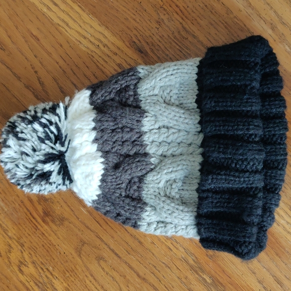 EUC Dakine pom beanie - Picture 2 of 4